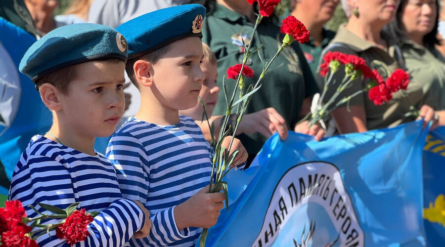В Брянске в День ВДВ прошло торжественное мероприятие у памятника «Круговая оборона»