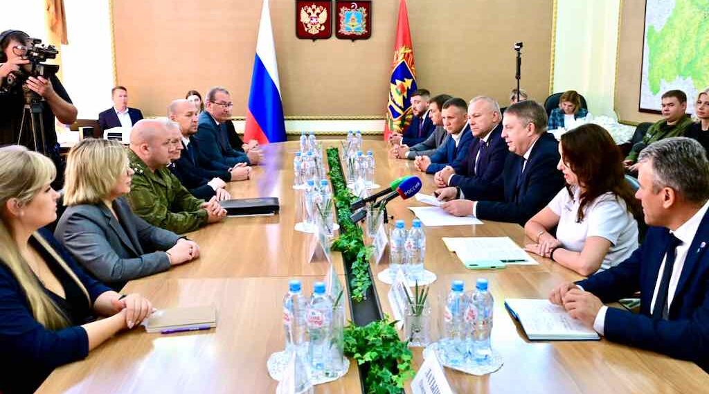 Брянские медики и волонтёры получили признание губернатора в преддверии Дня военного медика