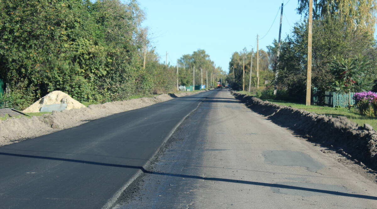 В Суземском районе ремонтируют дорогу на улице Новая в селе Негино