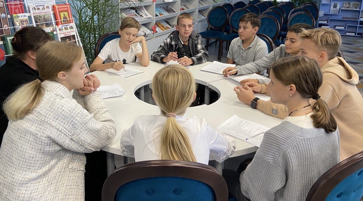 В Карачевской библиотеке начал работу клуб «Спектр»