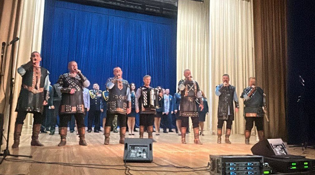 Брянский ансамбль «Ватага» спел в Президентском полку