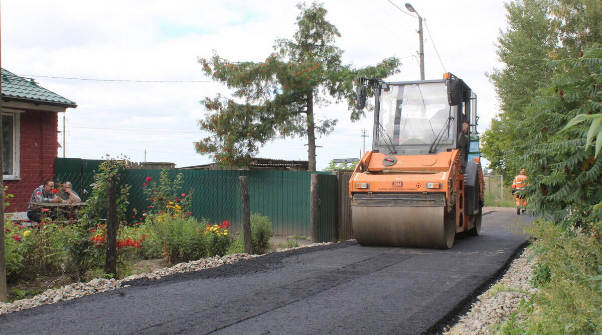 В Комаричском районе по улице Колхозной приступили к укладке нового асфальта