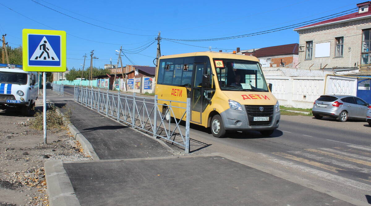 В посёлке Комаричи продолжаются работы по обустройству тротуаров