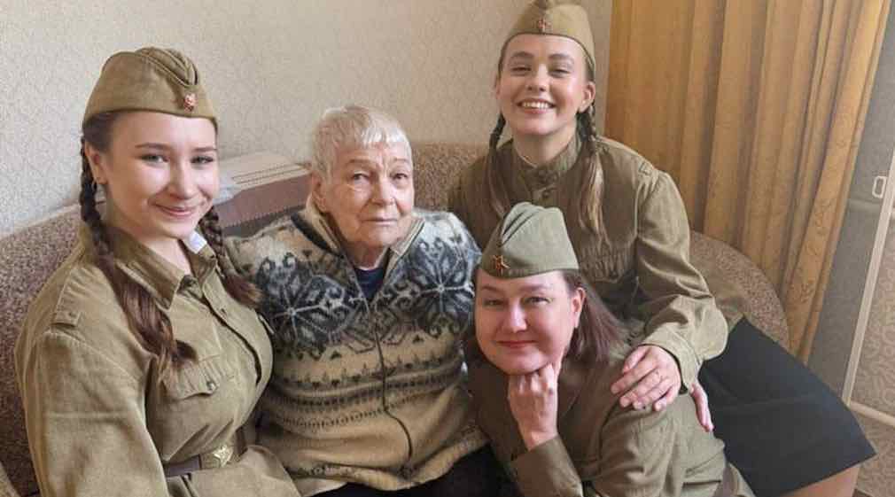 Актёры Брянского драмтеатра навестили ветеранов ко Дню освобождения Брянщины