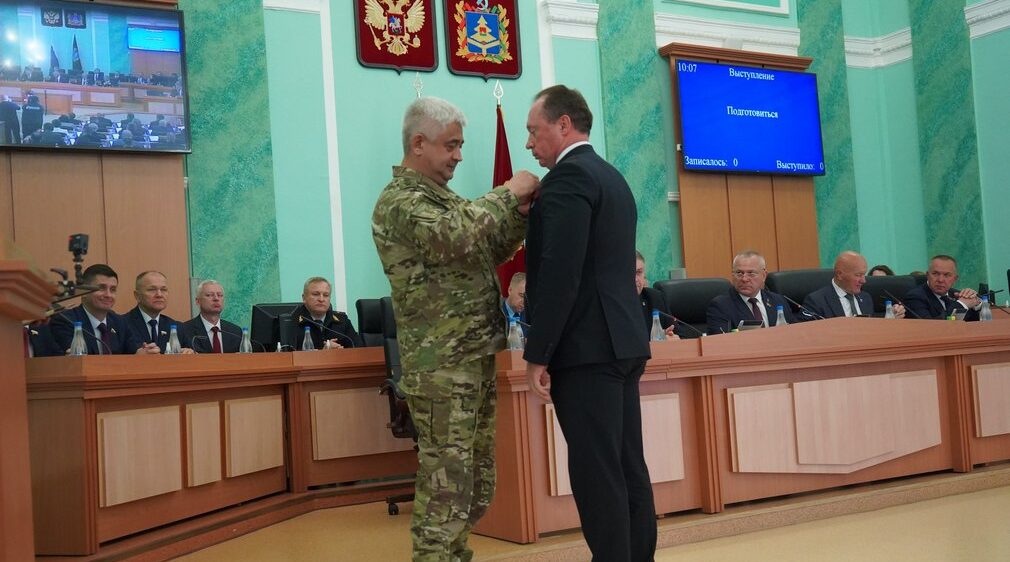 Глава региона поздравил Сергея Антошина с наградой