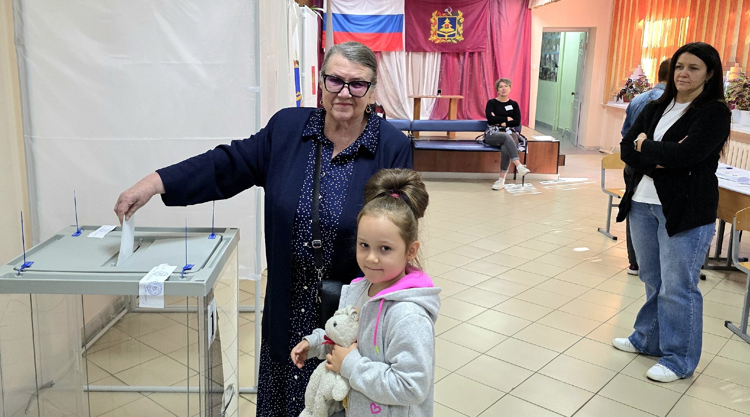 Пенсионеры со своими правнуками приходят на выборы губернатора Брянской области