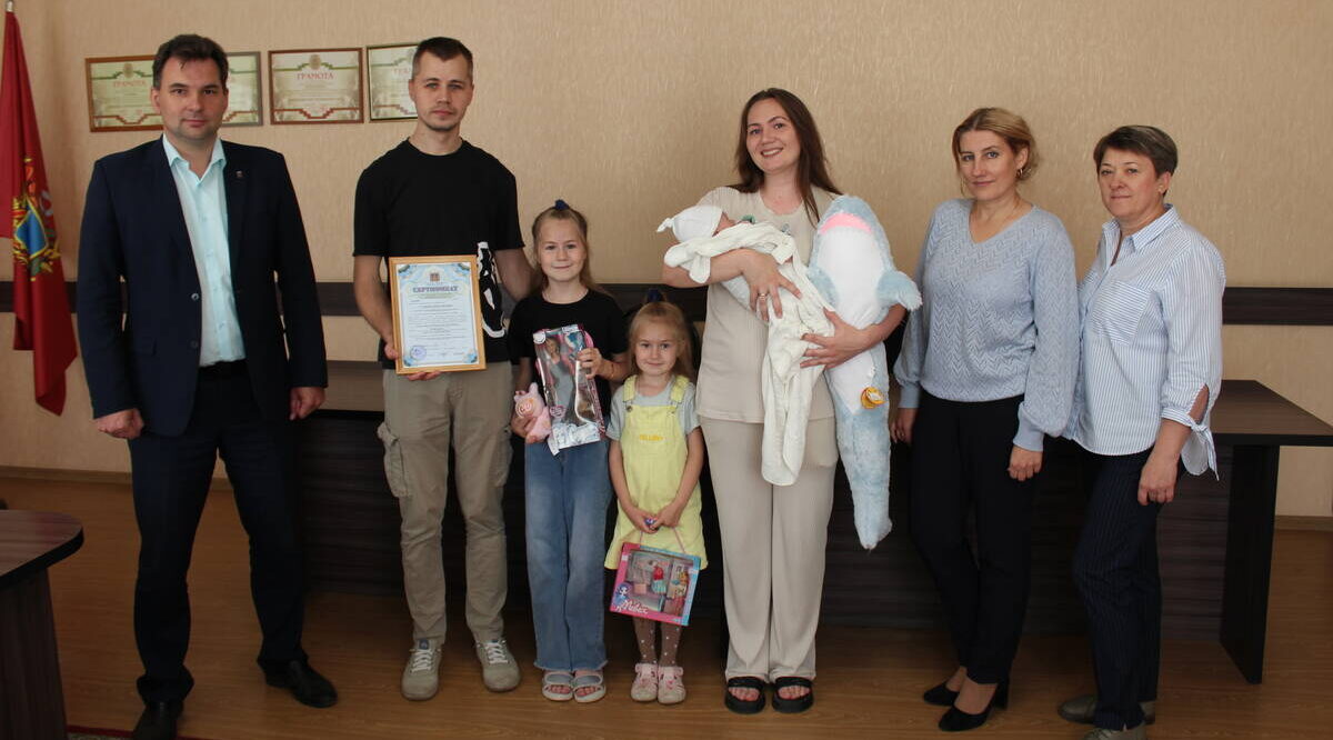 Многодетная семья из Суземки получила сертификат на маткапитал