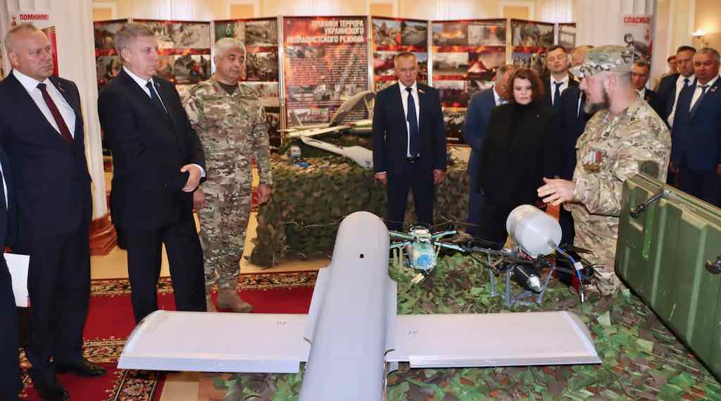 Богомаз и Никифоров посетили выставку о преступлениях неонацистов