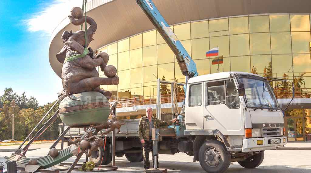 У брянского цирка установили скульптуру жонглирующего слона