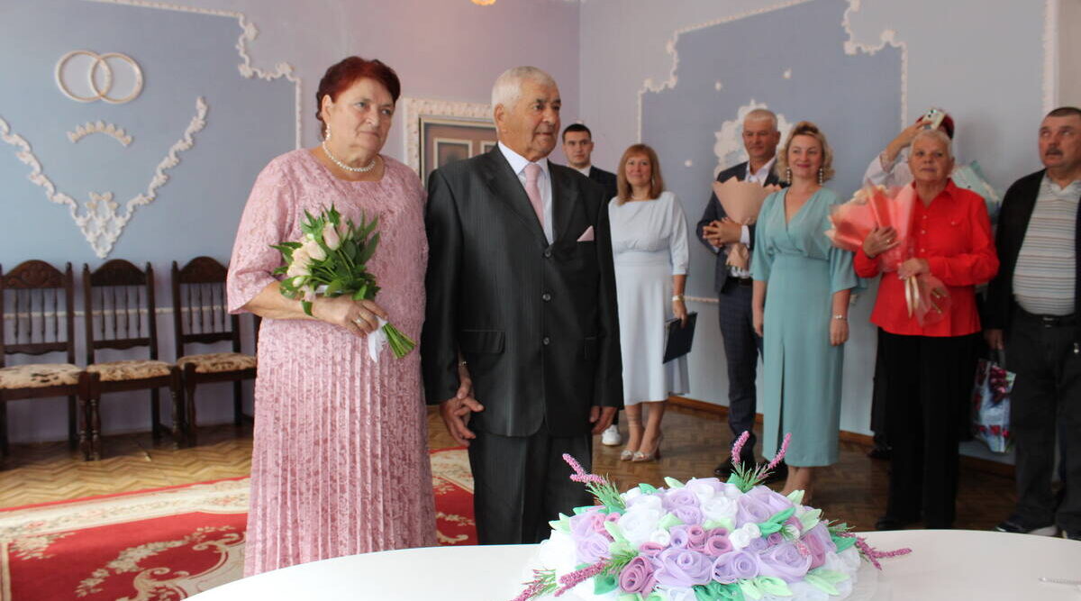 В Стародубе поздравили супругов Кащеевых с золотой свадьбой