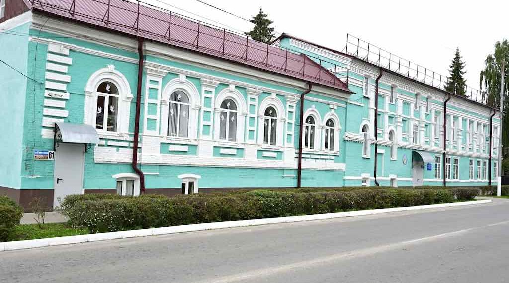 Богомаз посетил обновленную школу искусств в Трубчевске