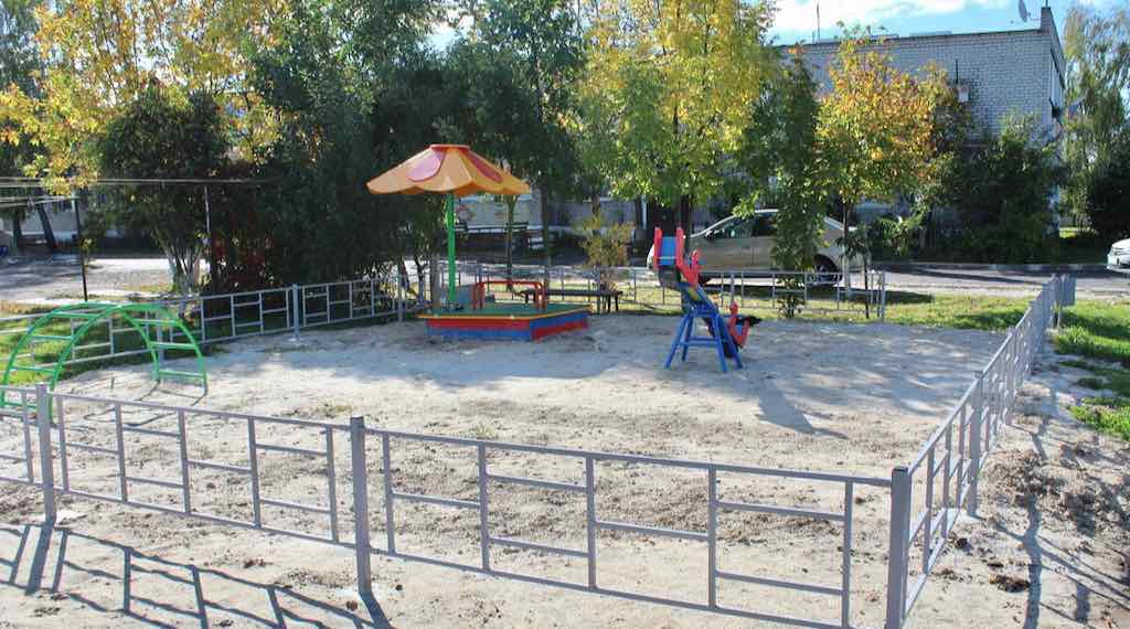 Два двора благоустроены в Суземке Брянской области