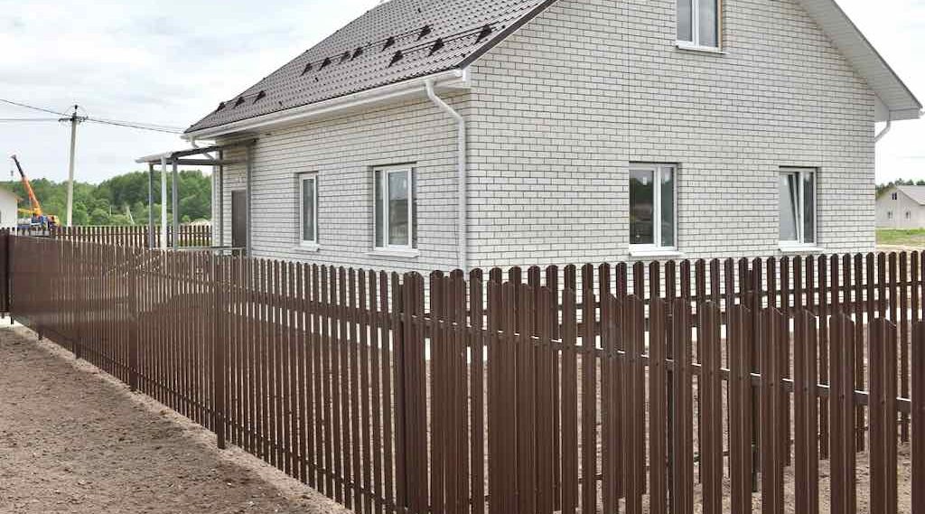 В Брянском районе благоустроили 21 территорию и отремонтировали 136 домов