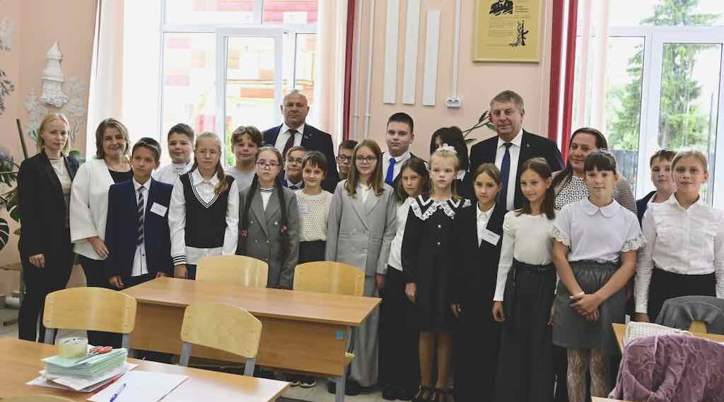 Богомаз посетил гимназию имени Калашникова в Трубчевске