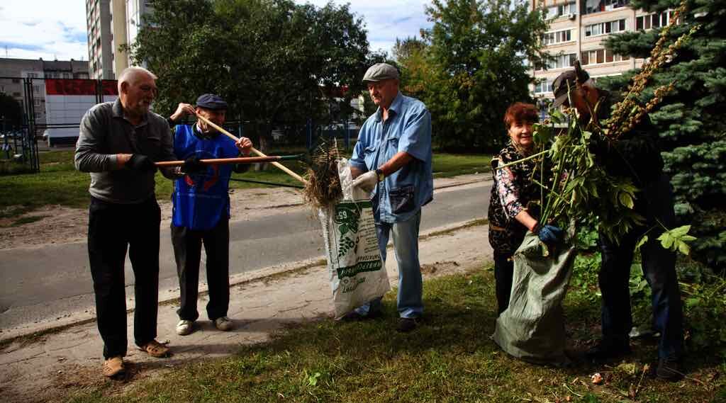 Ветераны Фокинского района Брянска провели субботник ко Дню города