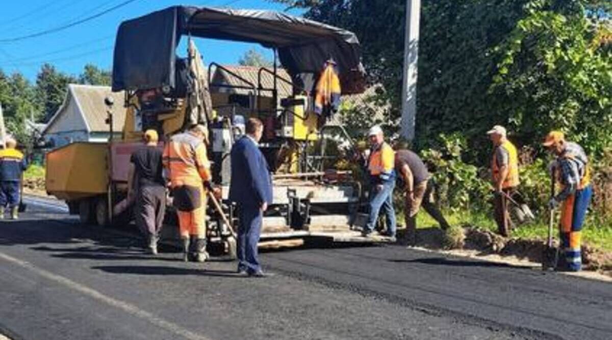 В Комаричах стартовали работы по ремонту поселковой дороги