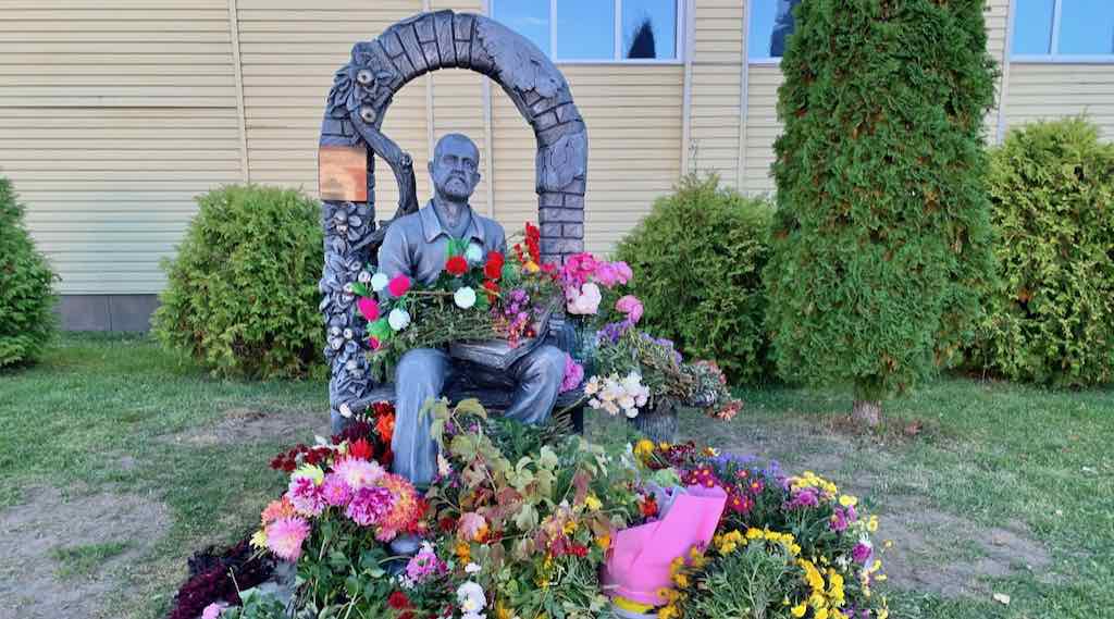 В Злынке увековечили память поэта–земляка Мельникова