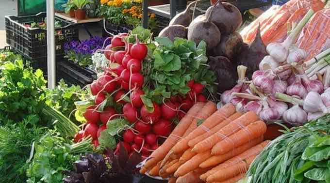 В Брянске продолжают работать сезонные овощные базары