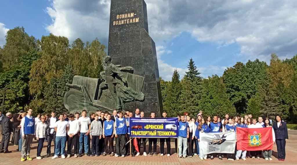 У памятника воинам-водителям прошел митинг в честь 82-й годовщины освобождения Брянщины