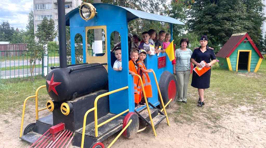 Унечские полицейские учат детей безопасности на транспорте