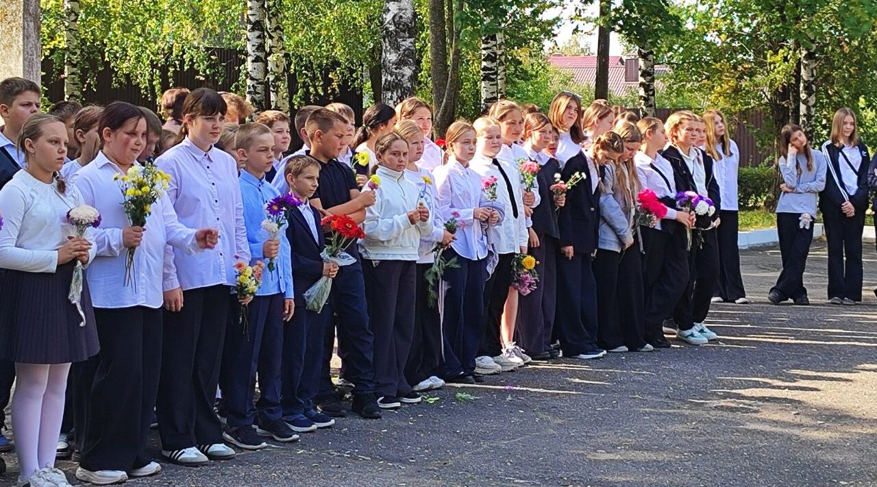 В Брянской школе №21 прошла линейка, посвящённая Дню города