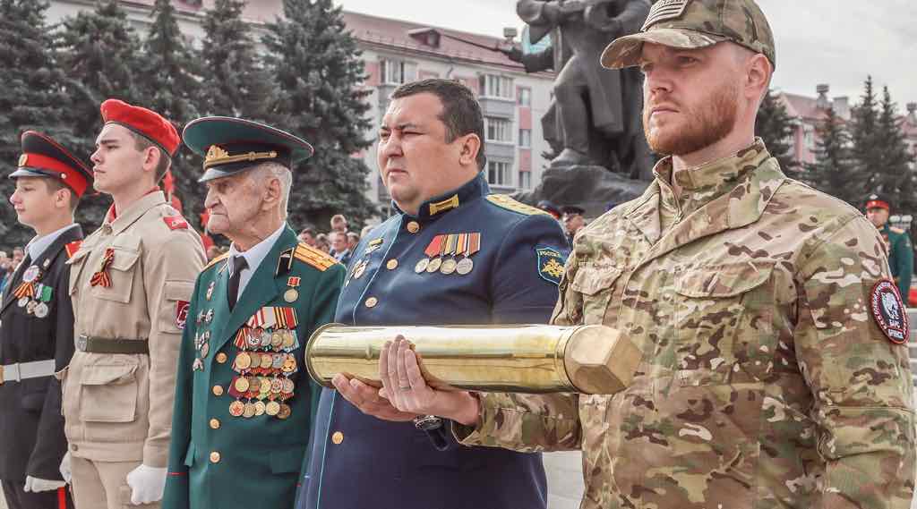 Брянск передал героическую землю защитникам Отечества