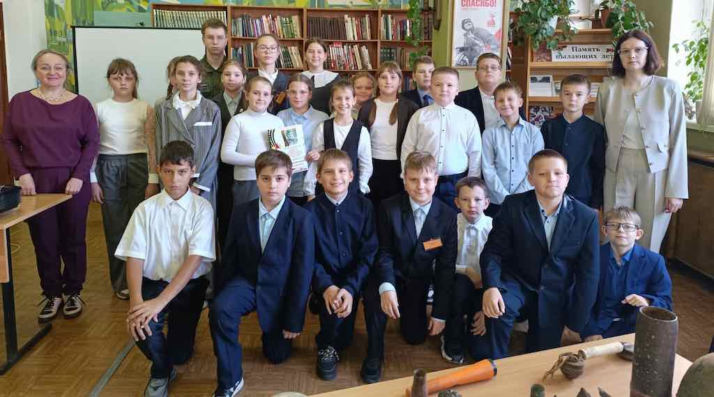 Унечские библиотекари провели для школьников патриотический час