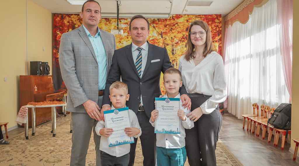 Глава Советского района Брянска поздравил воспитателей «Гнёздышка»