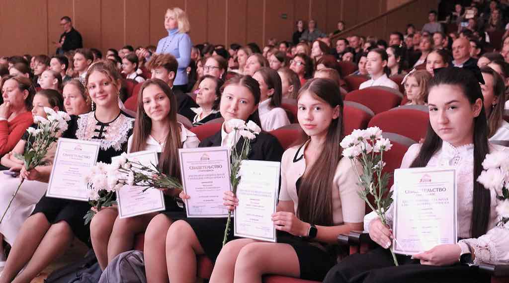 250 брянских школьников удостоены муниципальных стипендий