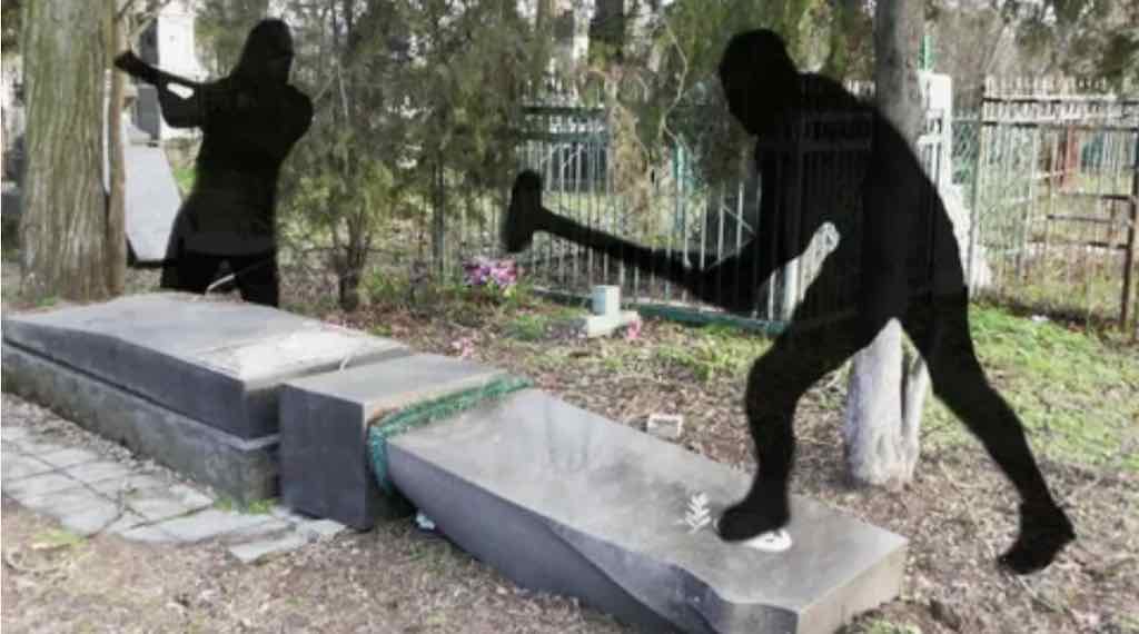 В Новозыбкове трое детей повредили памятники на кладбище