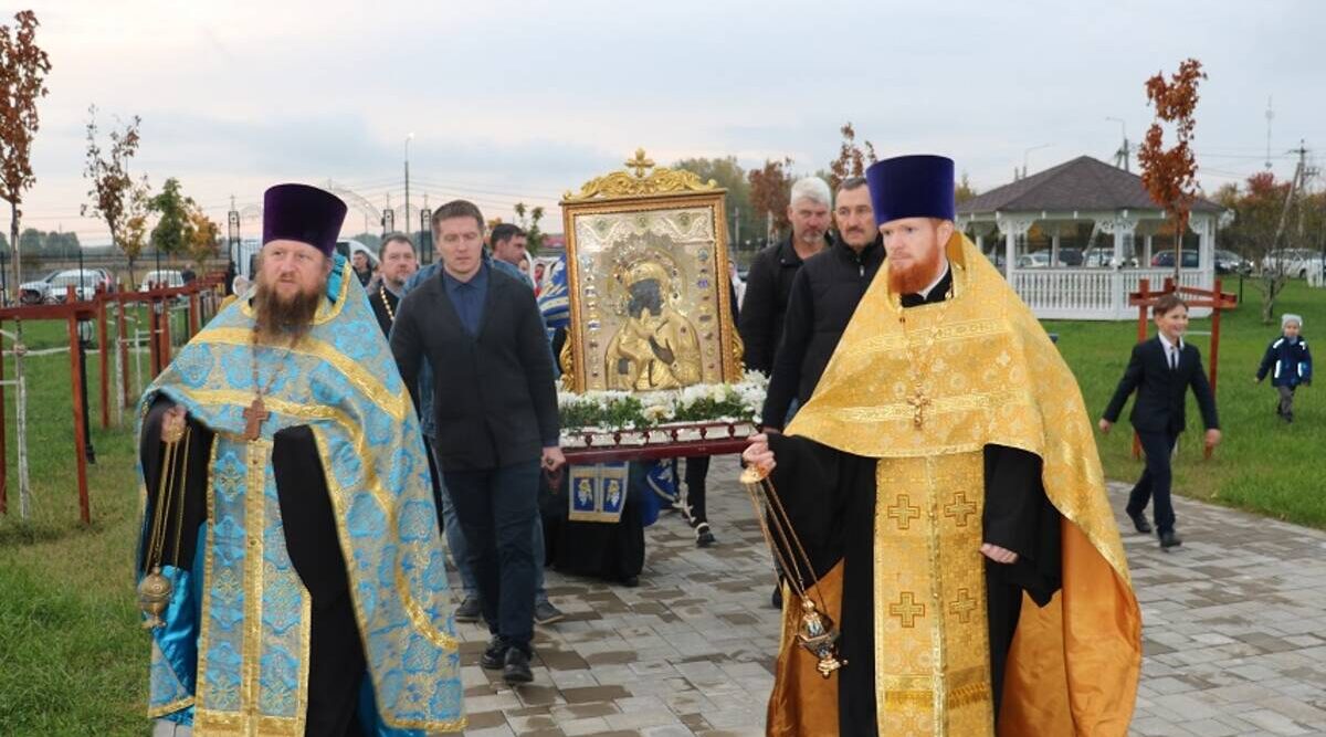 Чудотворную икону Божией Матери Феодоровская торжественно встретили в храмах Брянщины