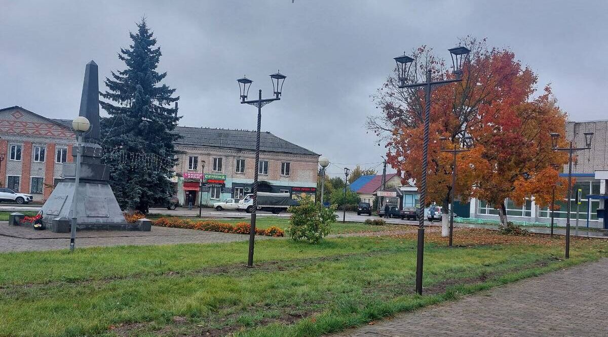 На центральной площади Клетни Брянской области установили современные фонари