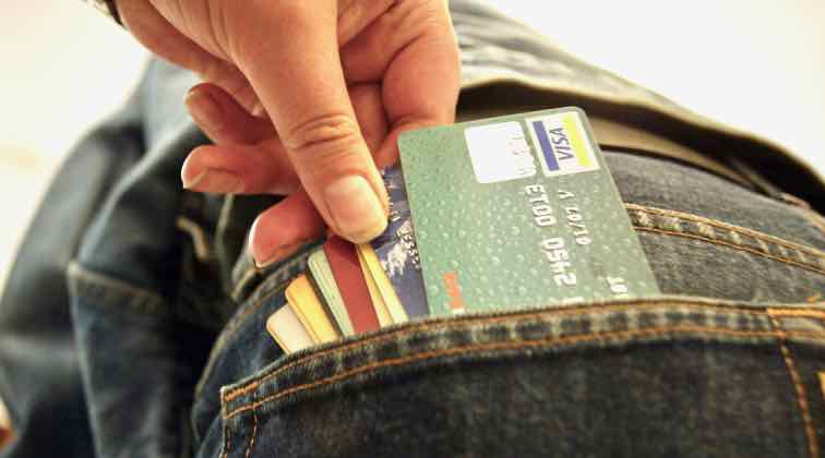 В Брянске задержали вора, потратившего 70 тысяч с чужой карты