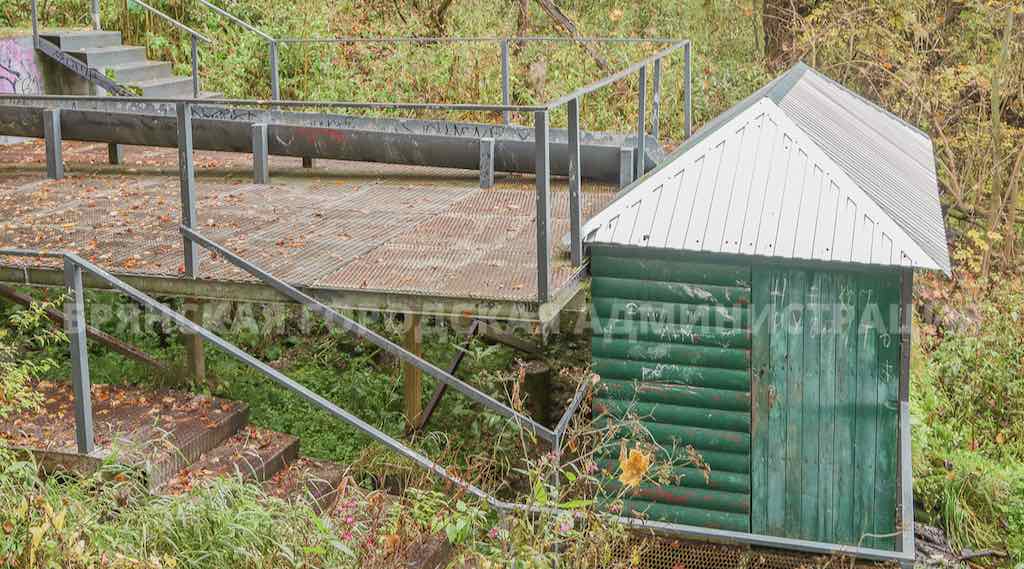 В Брянске завершается ремонт лестницы к роднику «Белый колодец»