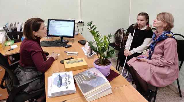 В брянской библиотеке для слепых побывали подопечные интерната