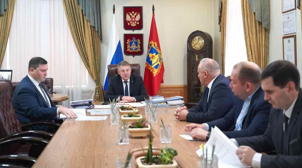 Богомаз обсудил с «Газпромом» газификацию и долги УК