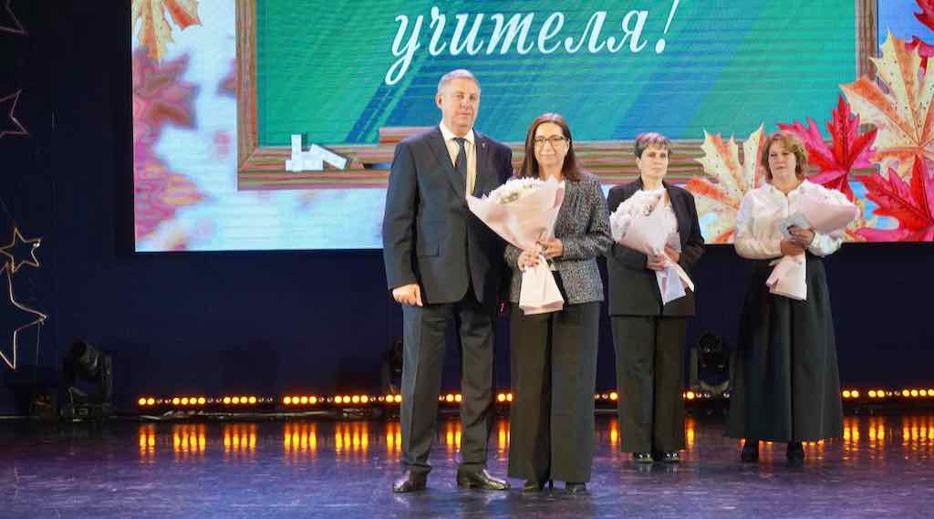 Александр Богомаз поздравил брянских педагогов с Днём учителя