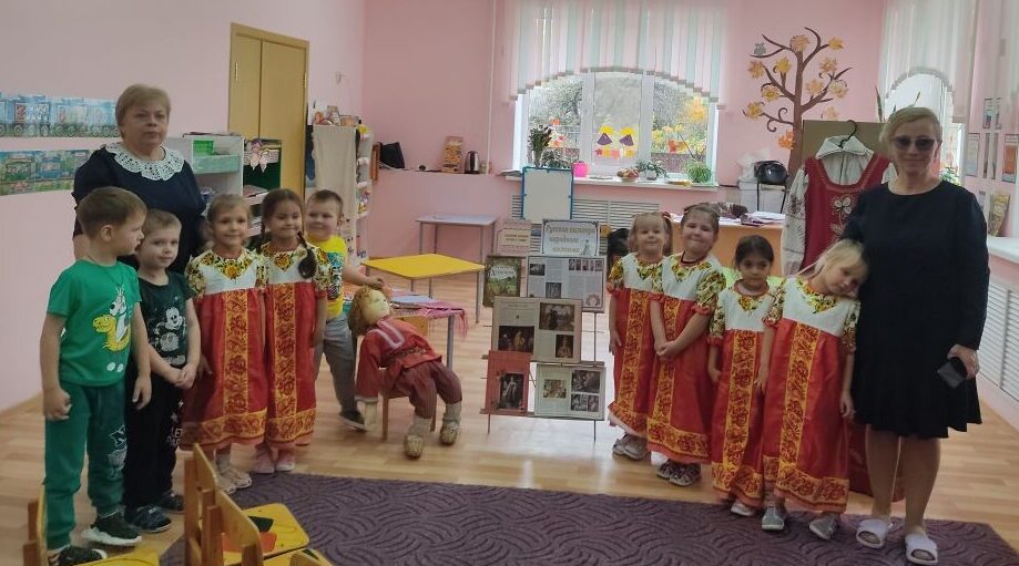 Русская палитра народного костюма в детском саду Локтя