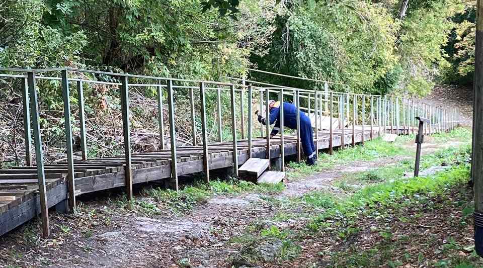 В Брянске ремонтируют лестницы у родника и памятника