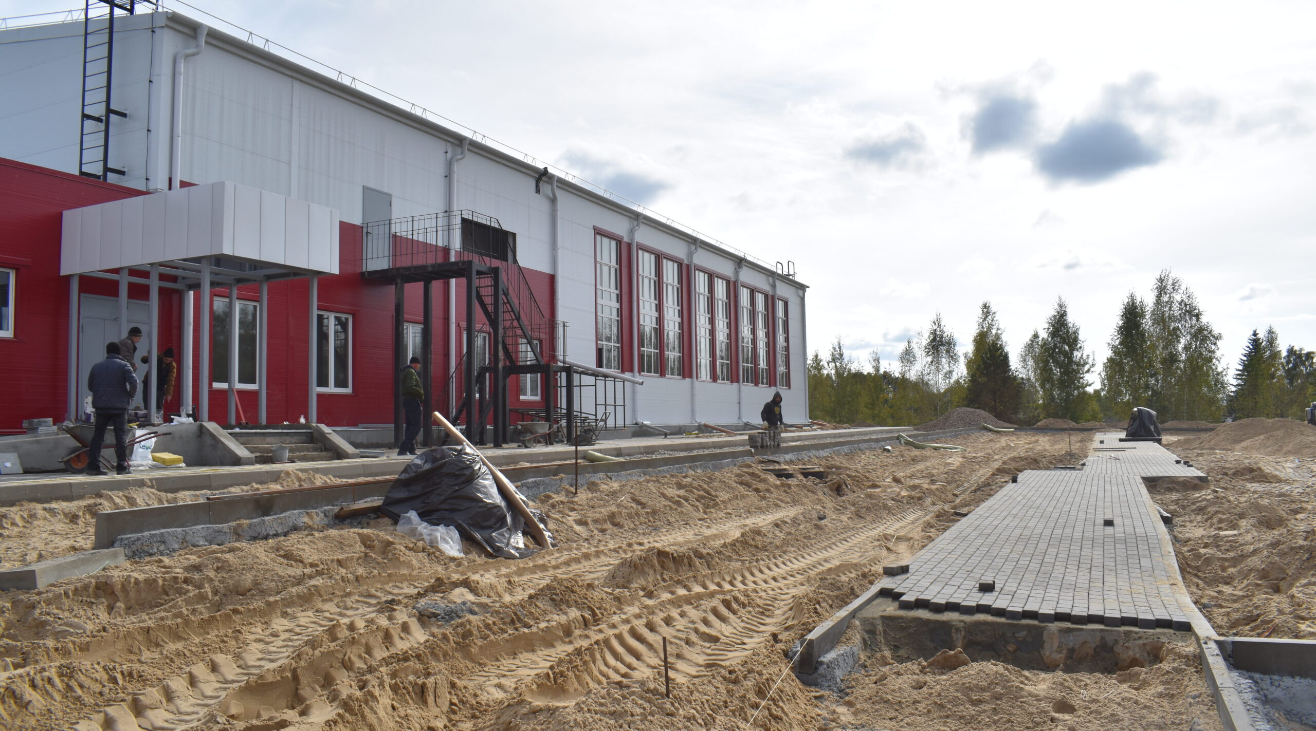 В брянской Клетне территория вокруг будущего спорткомплекса обретает новую жизнь