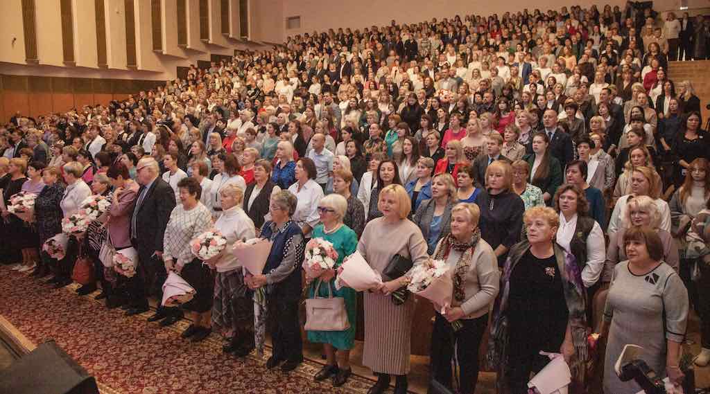В Брянске чествовали педагогических работников