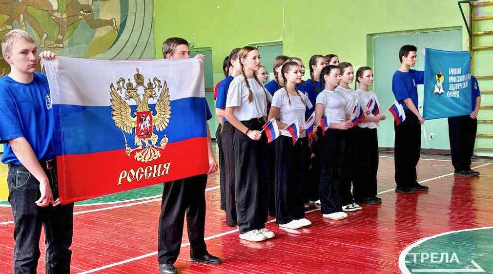 В Брянске студенты устроили флешмоб ко Дню народного единства