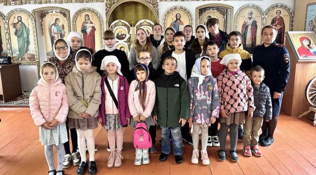 В Унече полиция и священник обсудили с подростками вред привычек