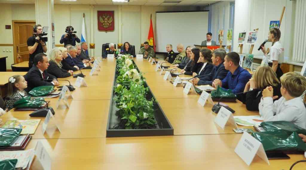 В Брянске наградили юных художников и педагогов-патриотов