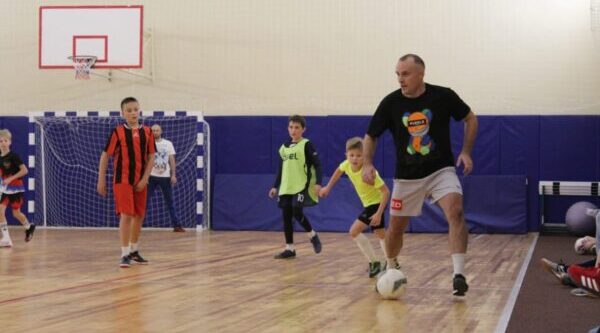 В Дубровке состоялся турнир по мини-футболу в честь Дня отца