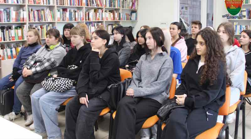 Брянским студентам рассказали об ответственности за помощь мошенникам