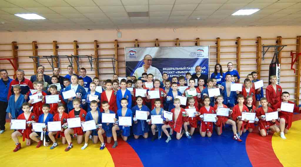 В Клинцах прошел фестиваль самбо ко дню рождения Путина