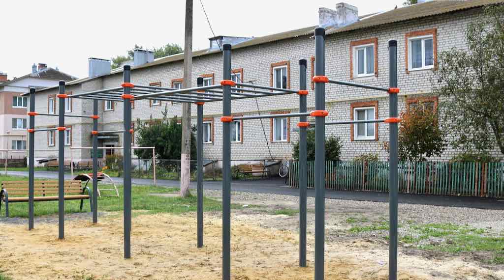 В Комаричах строят детские и спортивные площадки