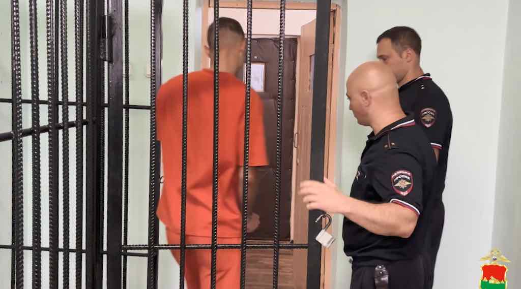 В Брянске задержан курьер мошенников, обманувший пенсионера