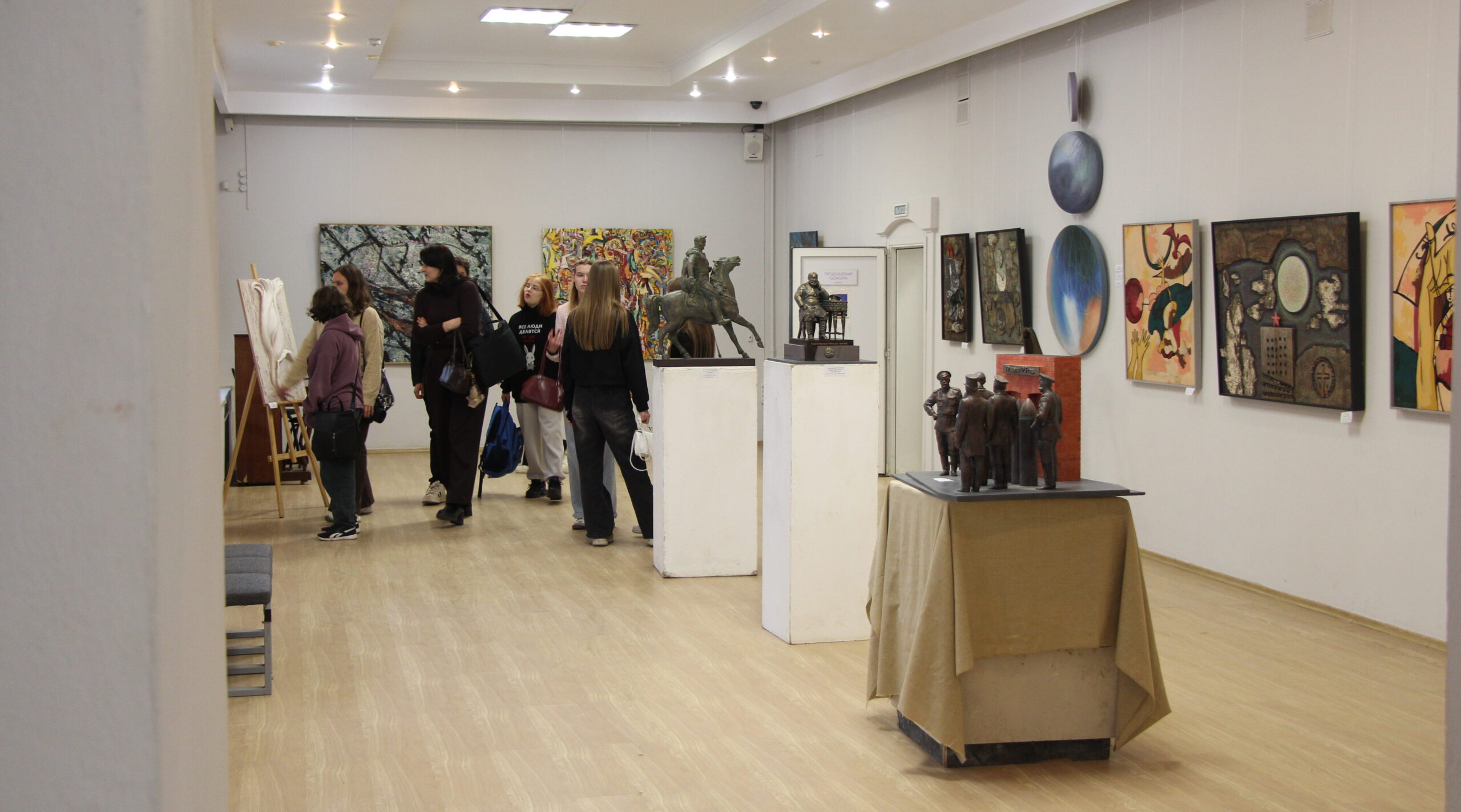 В Брянске открылась выставка «Между небом и землёй»